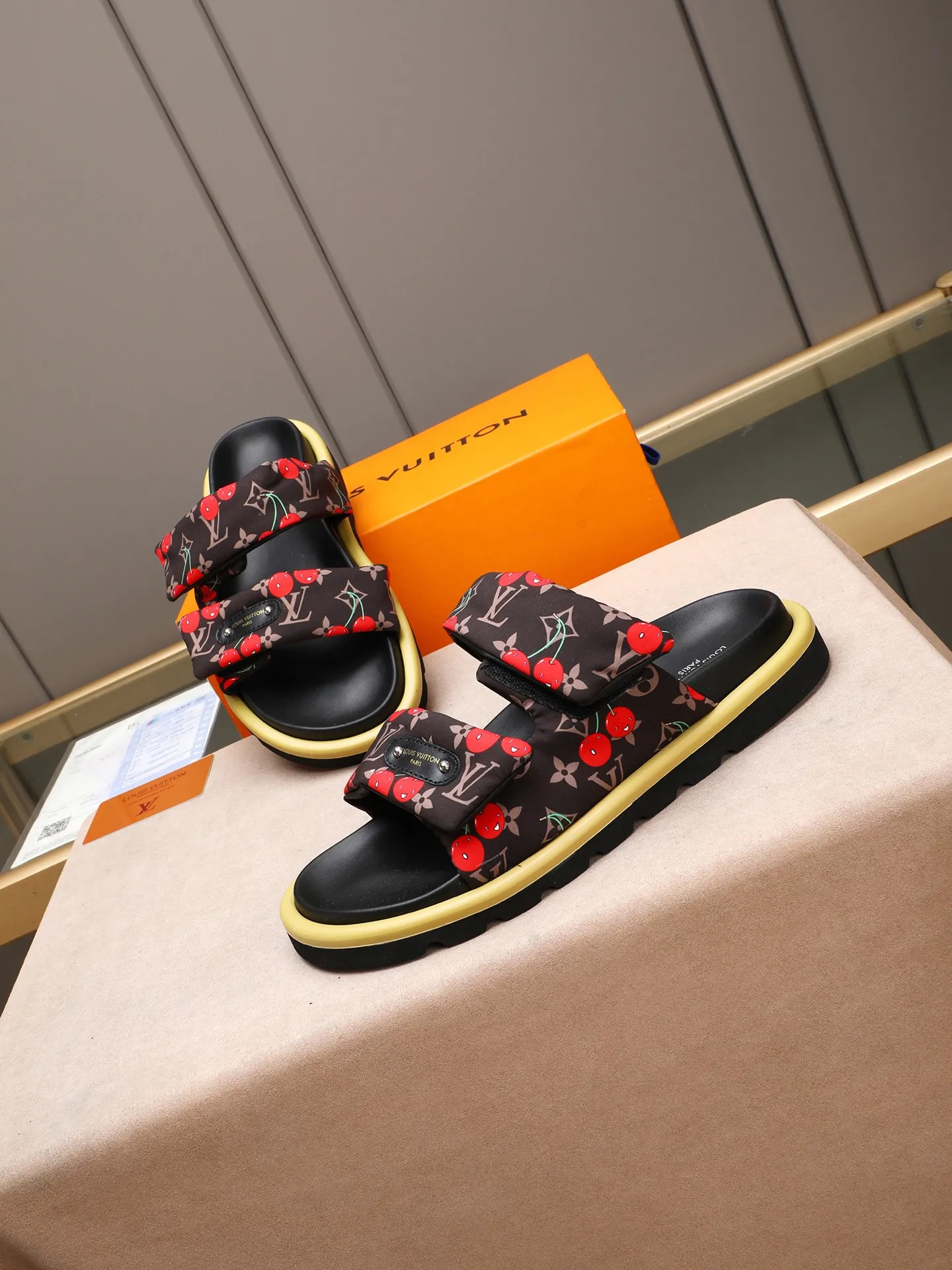 PP360 [LOUIS VUITTON] Louis Vuitton, LV printing, men's and women's slippers are on the market. The drawer box packaging comes with a cloth bag and a card. The upper pattern looks very soft and waxy, and it is a super versatile leg slimming tool. Fabric: imported denim/canvas/old fabric, LV hardware LOGO, official website pattern printing, comfortable to wear, feet: high-elastic PU water table. Sole: foam sole, heel height: about 5cm. Code number: 35-46, 35, 45, 46 are custom-made and non-returnable. Color: multiple colors and styles available.